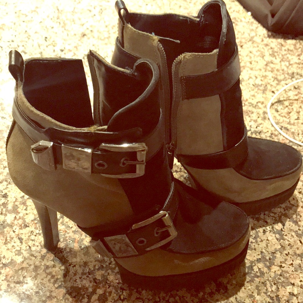 Bcbg olive black bootie 7.5 suede buckle platform